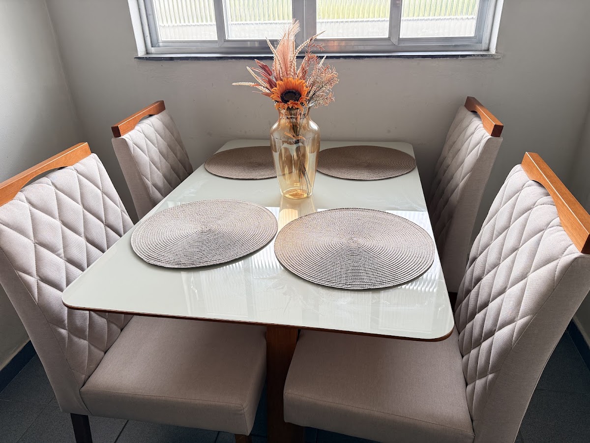 Mesa de jantar com cadeiras estofadas entregue em residência