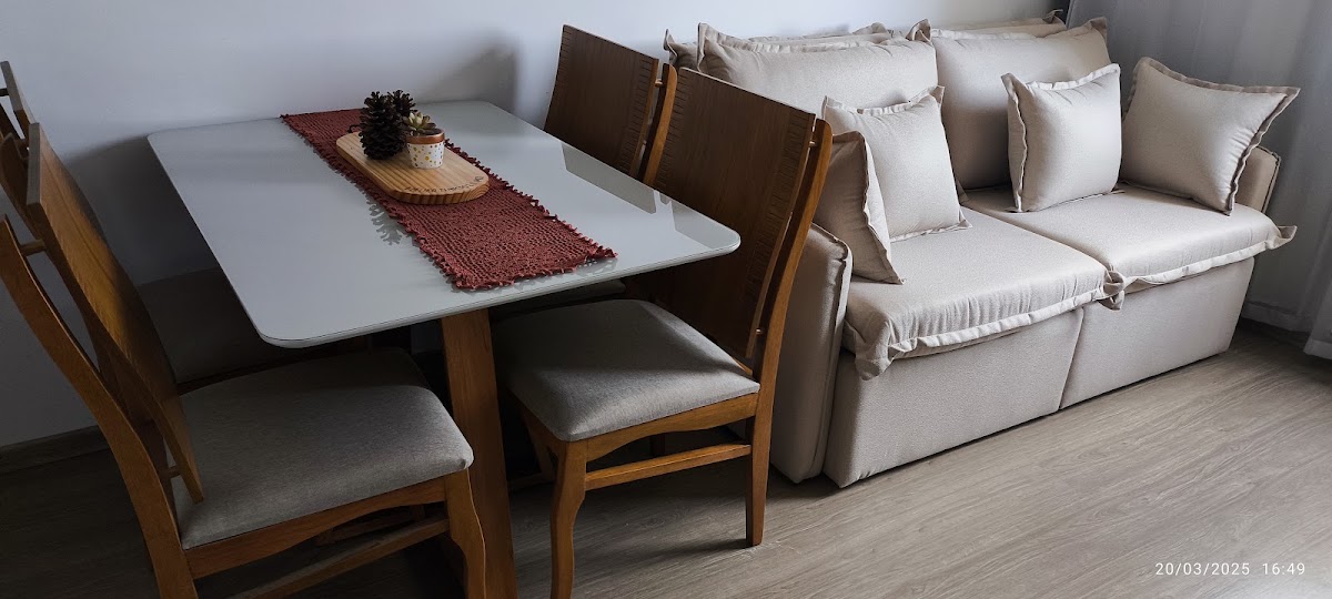 Sala completa com mesa de jantar e sofá entregues